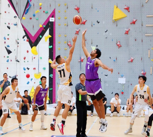 尤文图斯因弗拉霍维奇伤势和薪资问题，被迫考虑续约，但转会市场无明显替代人选，形势艰难。